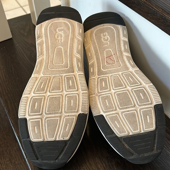 UGGs La Hills Black Partial Suede Sneaker🔥 - Picture 9 of 9